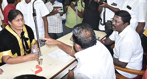 மேயர், துணைமேயருடன் தி.மு.க. கவுன்சிலர் வாக்குவாதம்