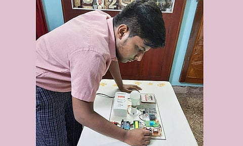 எச்சரிக்கை ஒலி கொடுக்கும் மின்சார கருவியுடன் மாணவர் முஹம்மது சமர் மரைக்கா.