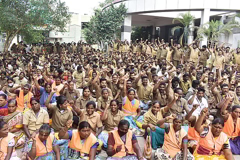 ஒப்பந்த ஊழியர்கள் 2-வது நாளாக பணி புறக்கணித்து போராட்டம்