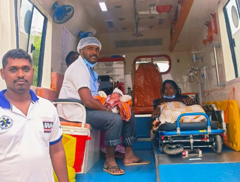 108 ஆம்புலன்சில் பெண்ணுக்கு ஆண் குழந்தை பிறந்தது