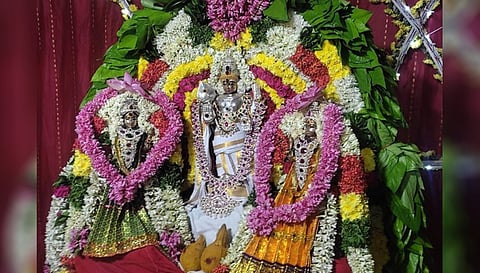 பாண்டமங்கலம் காசி விஸ்வநாதர் கோவிலில் முருகப்பெருமான் வள்ளி தெய்வானையுடன் சிறப்பு அலங்காரத்தில் அருள்பாலித்த காட்சி.