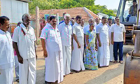 சாலை அமைக்கும் பணியினை மார்கண்டேயன் எம்.எல்.ஏ. தொடங்கி வைத்த காட்சி.