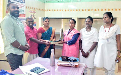 மருத்துவ உபகரணங்கள் வழங்கிய போது எடுத்த படம்