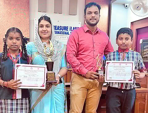 சாதனை படைத்த மாணவர்களை பள்ளி முதல்வர் சமீமா பர்வீன்  பாராட்டியதை படத்தில் காணலாம்