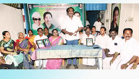 மதுரை மாநகராட்சி அறிவித்த மாநகர சபா குழுவுக்கு எதிர்ப்பு தெரிவித்து அ.தி.மு.க. கவுன்சிலர்கள் குழு தலைவர் சோலை ராஜா பேட்டி அளித்தார். அருகில் கவுன்சிலர்கள் சண்முகவள்ளி, பைக்காரா கருப்புசாமி, மாயத்தேவன் உள்ளிட்டோர் உள்ளனர்.