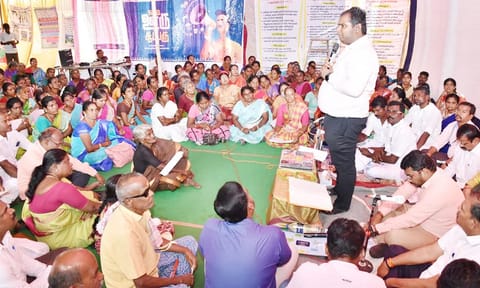 மேலூர் அருகே உள்ள வெள்ளளூரில் நடந்த கிராமசபை கூட்டத்தில் கலெக்டர் அனீஷ்சேகர் பேசினார்.&nbsp;