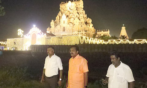 தஞ்சை பெரிய கோவிலில் மேயர் சண். ராமநாதன், ஆணையர் சரவணகுமார் ஆகியோர் ஆய்வு மேற்கொண்டனர்.