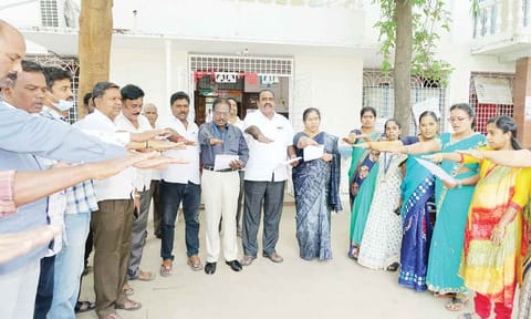 வல்லபாய் படேல் பிறந்த தினத்தை முன்னிட்டு குடியாத்தத்தில் தேசிய ஒற்றுமை நாள் உறுதிமொழி ஏற்பு.