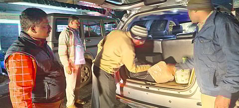 வருவாய்த்துறையினர் வாகன சோதனை