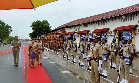 காரைக்கால் கடற்கரை சாலையில் புதுச்சேரி விடுதலை நாளையொட்டி, அமைச்சர் சந்திரபிரியங்கா தேசியக் கொடியை ஏற்றி போலீசார் அணிவகுப்பை ஏற்றுக்கொண்டார்.