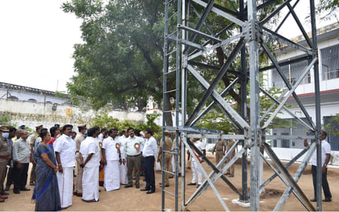 சேலம் மத்திய சிறையில் செல்போன் ஜாமர் கருவிகள் செயல்பாடு குறித்து சட்டமன்ற கணக்கு குழுவினர் ஆய்வு செய்த காட்சி.