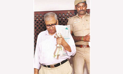 சுபாஷ் சந்திர கபூரை சிறைக்கு அழைத்துச்சென்றபோது எடுத்த படம்.