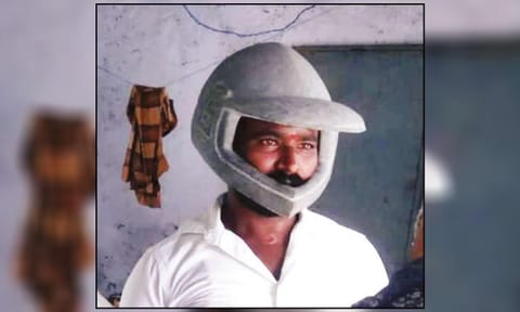 கருங்கல்லில் ஹெல்மெட் வடிவமைத்த அவினாசி சிற்பி.