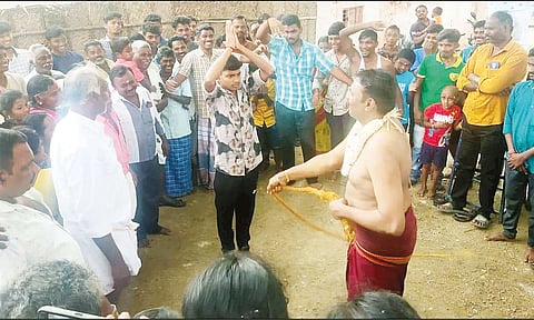 ராசிபுரம் அருகே கோவில் திருவிழாவில் பக்தர்களுக்கு சாட்டையடி