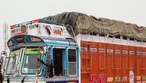 நாமக்கல் அருகே ஓடும் லாரிகளில் தார்பாயை கிழித்து பொருட்களை கொள்ளையடிக்கும் கும்பல் போலீசார் நடவடிக்கை எடுப்பதில்லை என புகார்