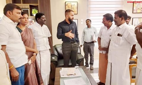 தென்காசி தெற்கு மாவட்ட தி.மு.க. செயலாளர் சிவபத்மநாதன் கலெக்டர் ஆகாசை சந்தித்து மனு அளித்தார்.