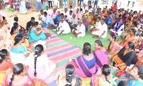 வாணியங்குடி ஊராட்சி மன்ற தலைவர் புவனேஸ்வரி சுரேஷ் தலைமையில் கிராம சபை கூட்டம் நடந்தது.
