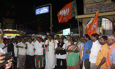 பண்ருட்டி நான்கு முனை சந்திப்பில் பா.ஜ.க.வினர் கண்டன ஆர்ப்பாட்டம் செய்தனர்.