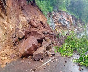 பர்கூர் மலைப்பாதையில் மண், பாறைகள் சரிவு