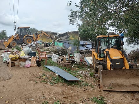காவிரி ஆற்றங்கரையோரத்தில் இருந்த ௧௪ ஆக்கிரமிப்பு கடைகள் இடித்து அகற்றம்