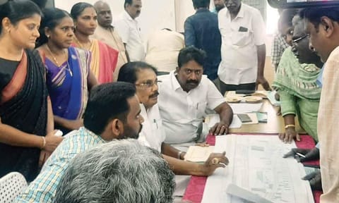 ராஜபாளையம் நகராட்சி வளர்ச்சி பணிகளை விரைந்து முடிப்பது குறித்து அமைச்சர் சாத்தூர் ராமச்சந்திரன் அதிகாரிகளுடன் ஆலோனை நடத்தினார். அருகில் கலெக்டர் மேகநாதரெட்டி, தங்கபாண்டியன் எம்.எல்.ஏ., நகரசபை தலைவர் பவித்ரா ஷியாம் உள்ளனர்.