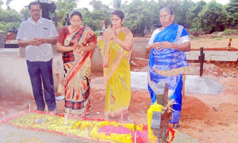 கிறிஸ்தவர்கள் மெழுகுவர்த்தி ஏற்றி ஜெபித்தனர்.
