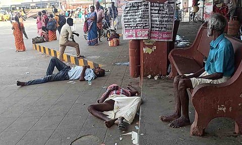 குடித்துவிட்டு அலங்கோலமாக படுத்து கிடக்கும் போதை ஆசாமிகளை படத்தில் காணலாம்.