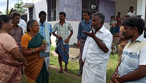 விடுமுறை அளிக்க வலியுறுத்தி பள்ளி முன்பு பெற்றோர் குவிந்திருந்த காட்சி.&nbsp;