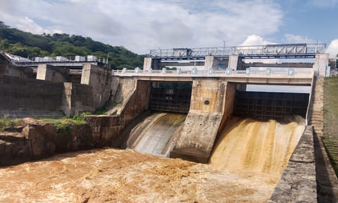 கோமுகி அணையில் இருந்து தண்ணீர் வெளியேறும் காட்சி.