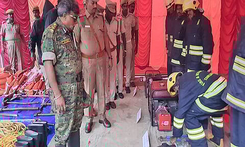 முன்னெச்சரிக்கை நடவடிக்கைப்பணி களை மாநில தீயணைப்பு மற்றும் மீட்பு பணிகள்துறை இயக்குனர் ரவி நேரில் பார்வையிட்டு ஆய்வு செய்தார்.