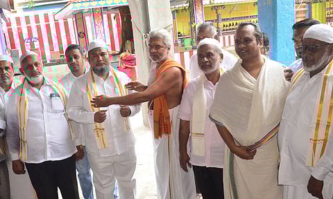 கோவை கோட்டை மேடு ஈஸ்வரன் கோவிலுக்கு சென்ற ஜமாத் அமைப்பு நிர்வாகிகளை கோவில் பூசாரி சால்வை அணிவித்து வரவேற்ற காட்சி.