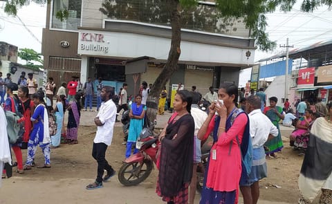 தூத்துக்குடி- திருச்செந்தூர் சாலை உப்பாற்று ஓடை மேம்பால பணி நடைபெறுவதால் போக்குவரத்து சிரமம் ஏற்பட்டுள்ளது. இதனால் முத்தையாபுரத்தில் பள்ளி  கல்லூரி மாணவ- மாணவிகள் மற்றும் பொதுமக்கள் பஸ்சுக்காக நீண்ட நேரமாக காத்திருக்கும் காட்சி. 
