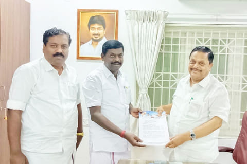 வனத்துறை அமைச்சர் ராமச்சந்திரனிடம்  தென்காசி தெற்கு மாவட்ட தி.மு.க. செயலாளர் சிவபத்மநாபன் மனு அளித்த போது எடுத்த படம்.