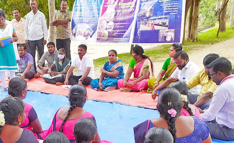 மாப்பிள்ளையூரணி ஊராட்சி தலைவர் சரவணகுமார் தலைமையில் சிறப்பு கிராம சபை கூட்டம் நடந்தது.