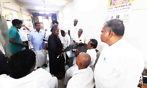 இடிக்கப்பட்ட கட்டிடங்களை சேவூர் ராமச்சந்திரன் எம்.எல்.ஏ. ஆய்வு செய்த காட்சி.