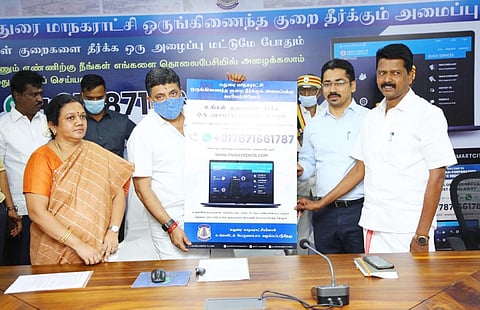 மென்பொருள் சேவையை அமைச்சர் பழனிவேல் தியாகராஜன் தொடங்கி வைத்தார். அருகில் மேயர் இந்திராணி உள்பட பலர் உள்ளனர்.