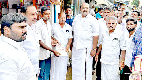 பொது மக்களுக்கு டி.கே.ஜி. நீலமேகம் எம்.எல்.ஏ. தலைமையில் துண்டு பிரசுரம் வழங்கினார்.