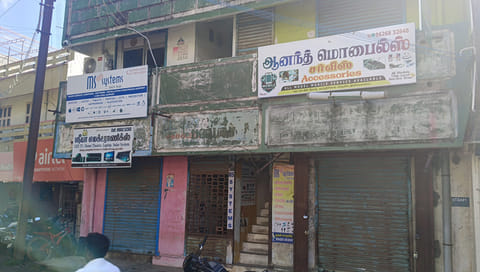 பூட்டு உடைக்கப்பட்ட படத்தை காணலாம்.