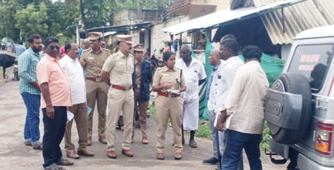 முற்றுகை போராட்டத்தில் ஈடுபட்டவர்களை படத்தில் காணலாம்.&nbsp;