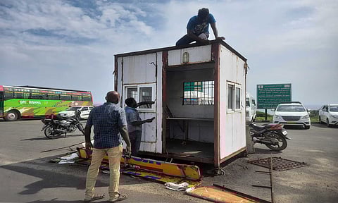 கன்னியாகுமரியில் நான்கு வழி சாலை முடியும் ஜீரோ பாயிண்ட் பகுதியில் போலீஸ் புறக்காவல் நிலையம் சீரமைக்கும் பணி நடந்து வருவதை படத்தில் காணலாம்