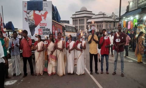 குமரி மாவட்டத்தின் பல்வேறு இடங்களில் இருந்து கன்னியாகுமரிக்கு கொண்டுவரப்பட்ட தியாகிகளின் நினைவு சுடர்களை படத்தில் காணலாம்.