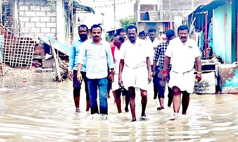 மழை நீர் சூழ்ந்த வீடுகளை முருகேசன் எம்.எல்.ஏ. தண்ணீரில் நடந்து சென்று பார்வையிட்டார்.