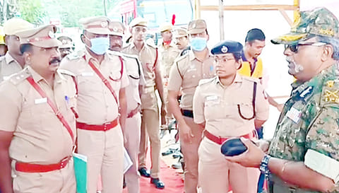 தீயணைப்பு நிலையத்தில் அதிகாரி ஆய்வு.