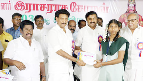 விழாவில் அமைச்சர் அன்பில் மகேஷ் பொய்யாமொழி மாணவிக்கு சான்றிதழ் வழங்கினார்.