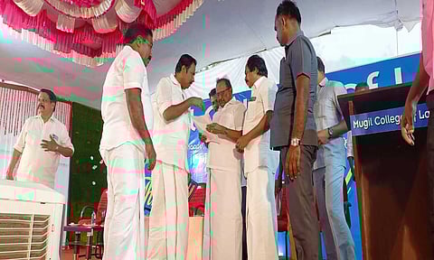 சட்டத்துறை அமைச்சர் ரகுபதியிடம் ராஜேஷ்குமார் எம்.எல்.ஏ. கோரிக்கை மனு வழங்கியபோது எடுத்த படம்&nbsp;