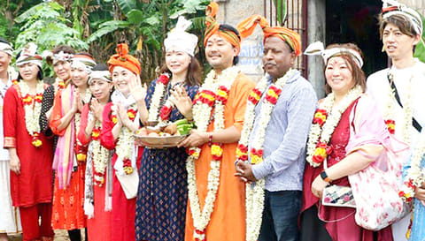 குடும்பத்துடன் வழிபாடு செய்த ஜப்பான் நாட்டினர்.