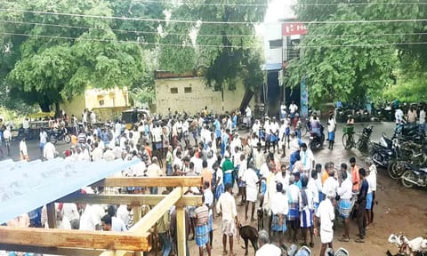 ஒடுகத்தூரில் இன்று நடந்த ஆட்டு சந்தையில் ஆடுகள் வரத்து மந்தமாக காணப்பட்டது.