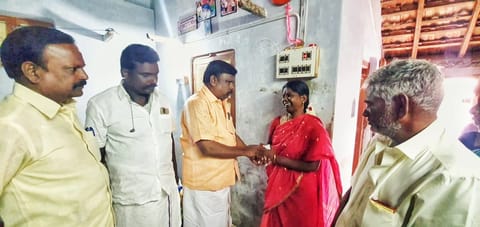 தீக்குளித்து உயிரிழந்த சுங்க சாவடி ஊழியர் குடும்பத்திற்கு நிதி உதவி