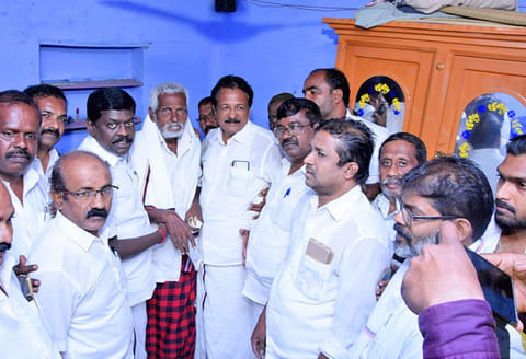 தி.மு.க. மூத்த முன்னோடி பிச்சைக்கனிக்கு பொற்கிழிகளை வழங்கிய காட்சி