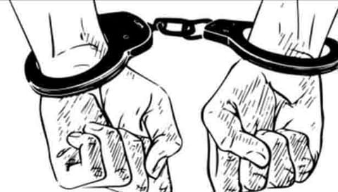 தபால்காரரை தாக்கிய வாலிபர் கைது